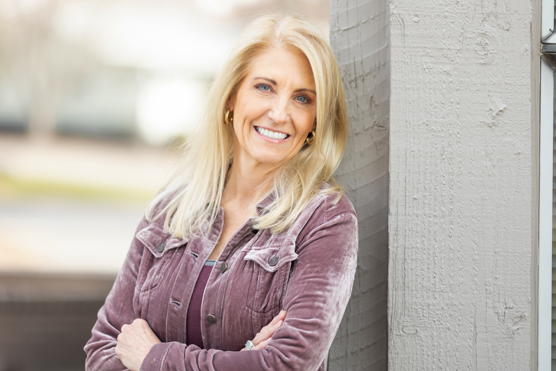 Outdoor dating photo of woman in Denver with softly blurred background.